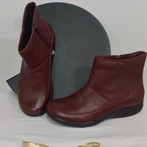 Clarks Zip Side Flat Bootie 8M